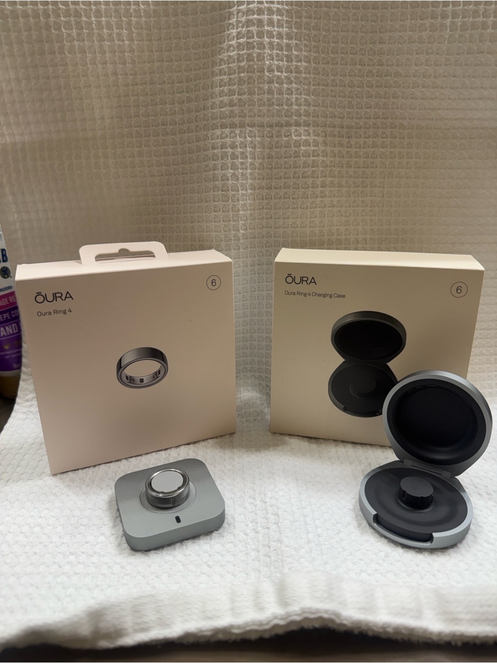 Oura Ring 4 and wireless Travel  Charging Case in Silver Size 6
